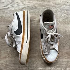 NIKE WOMENS COURT LEGACY SNEAKER - WHITE